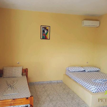 Petrit Guesthouse Ksamil Eksteriør bilde
